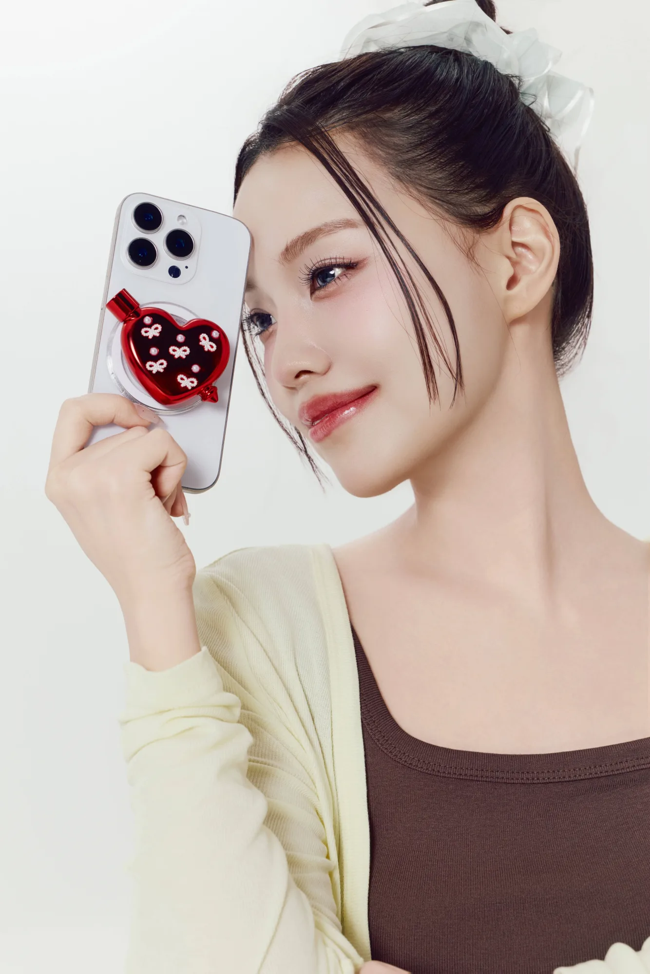 휴대폰 뒤에 붙인 붉은 하트 모양 틴트