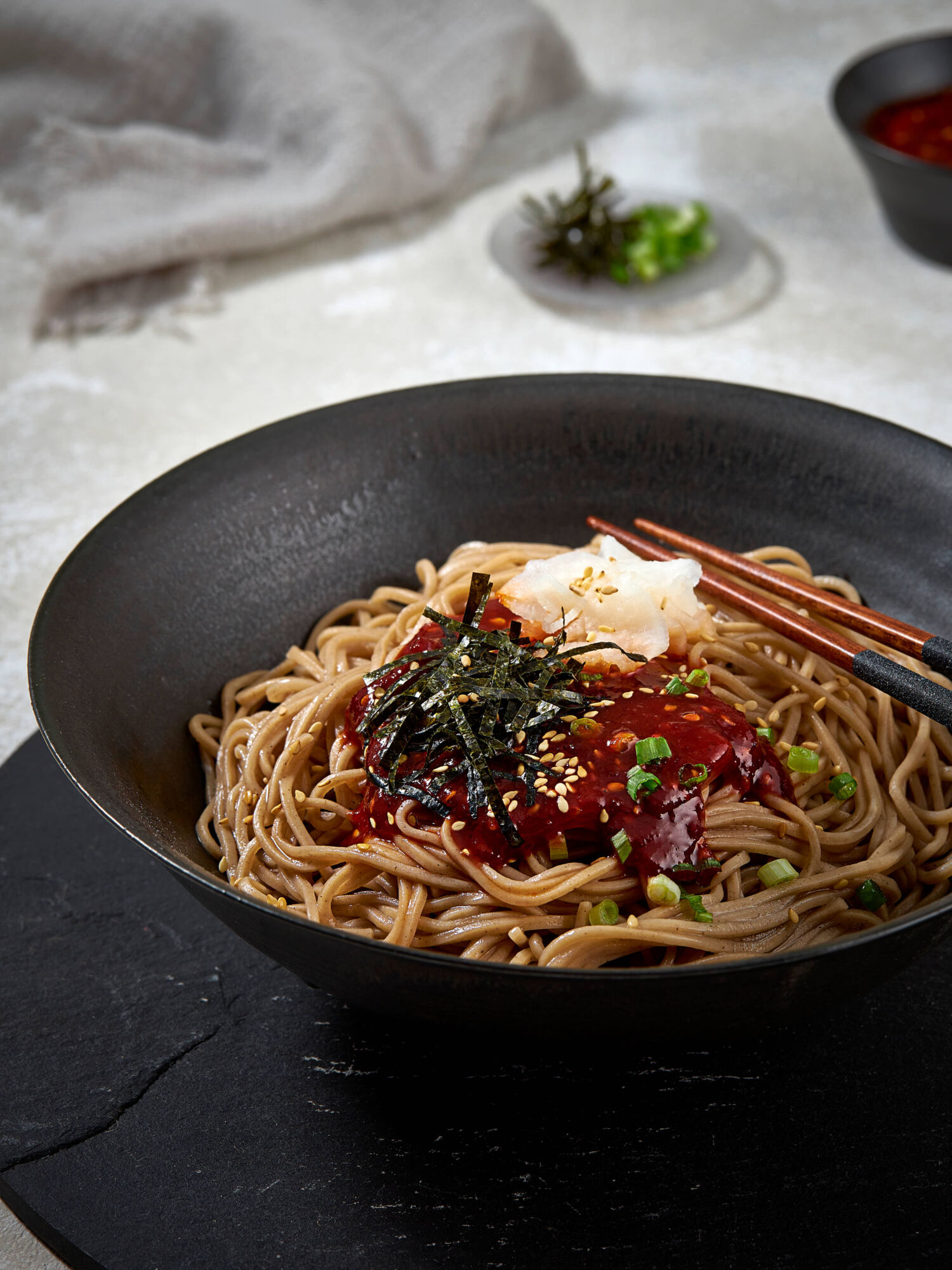 메밀 생면부터 붉은 양념장까지, 토리가 비빔면