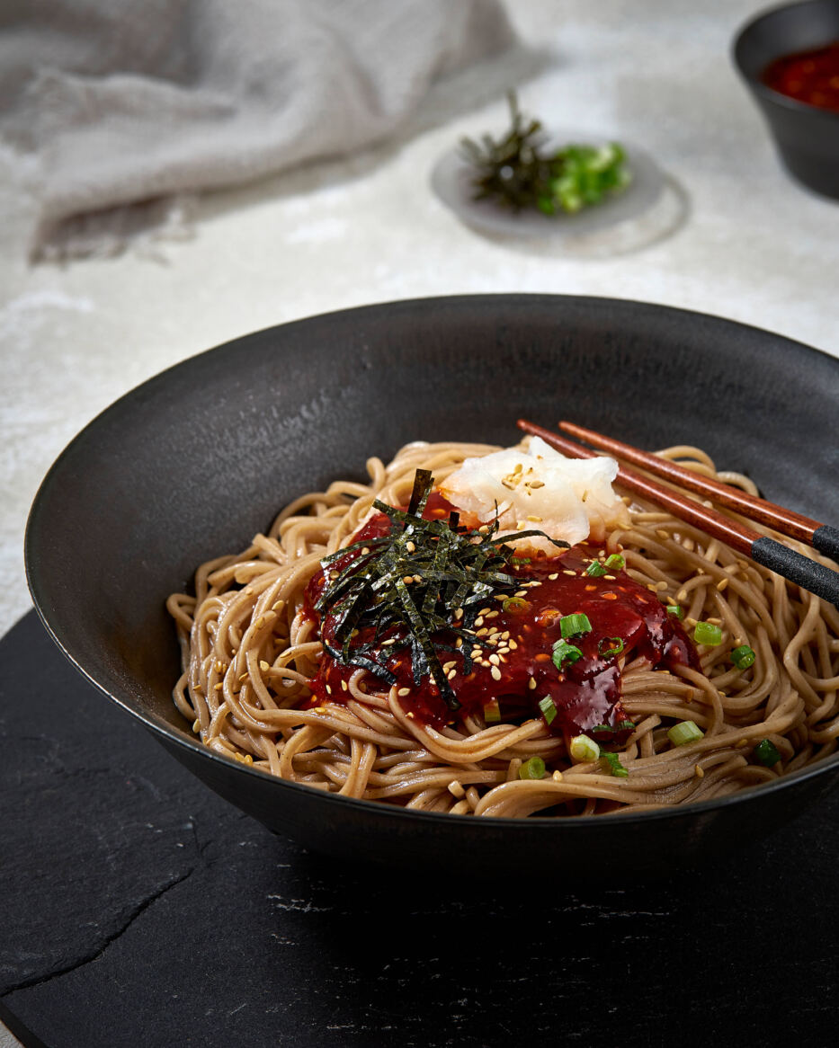 메밀 생면부터 붉은 양념장까지, 토리가 비빔면
