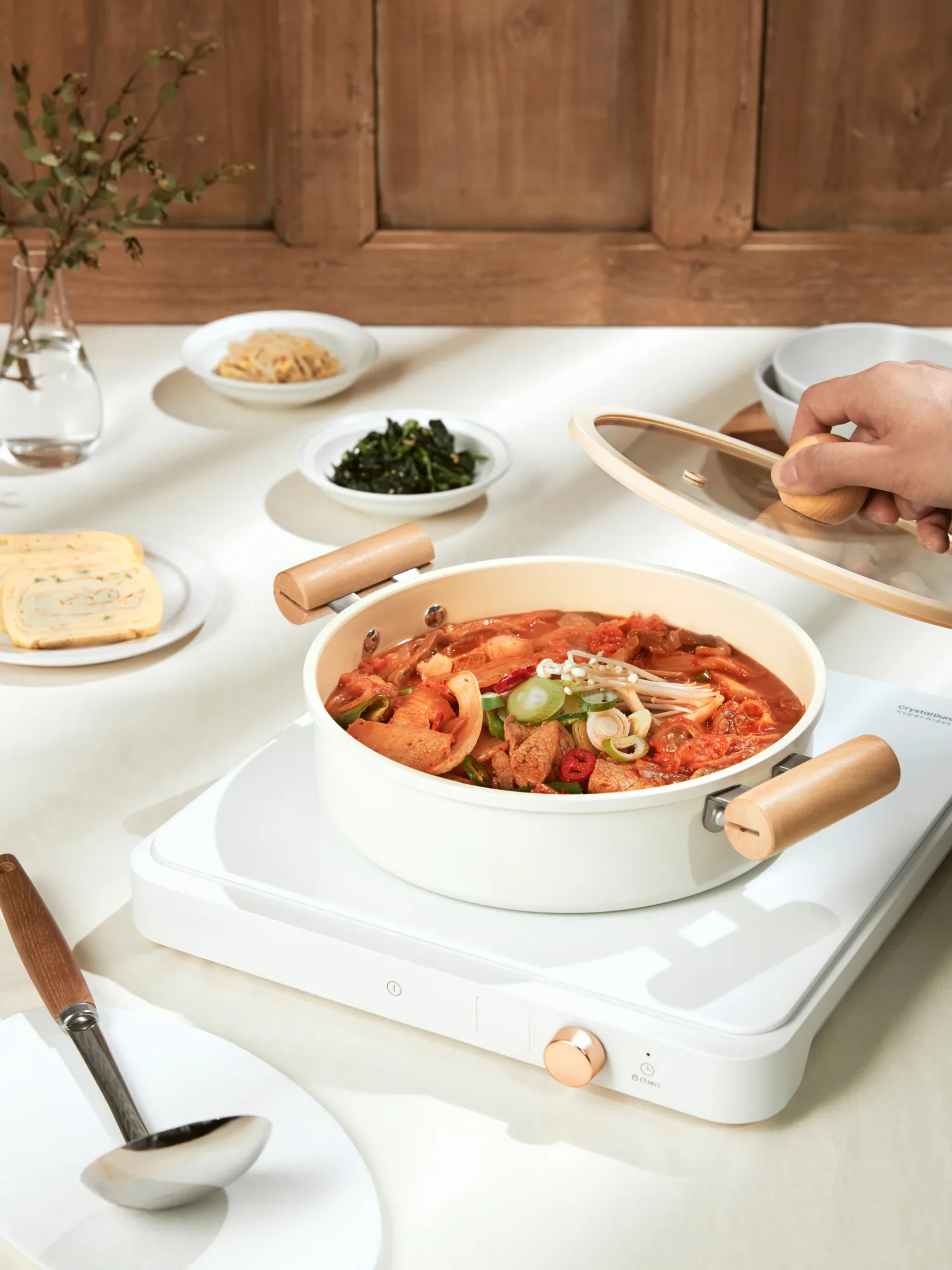 잘 익은 배추김치부터 팽이버섯까지, 장어구이김치찌개가 담은 한 냄비
